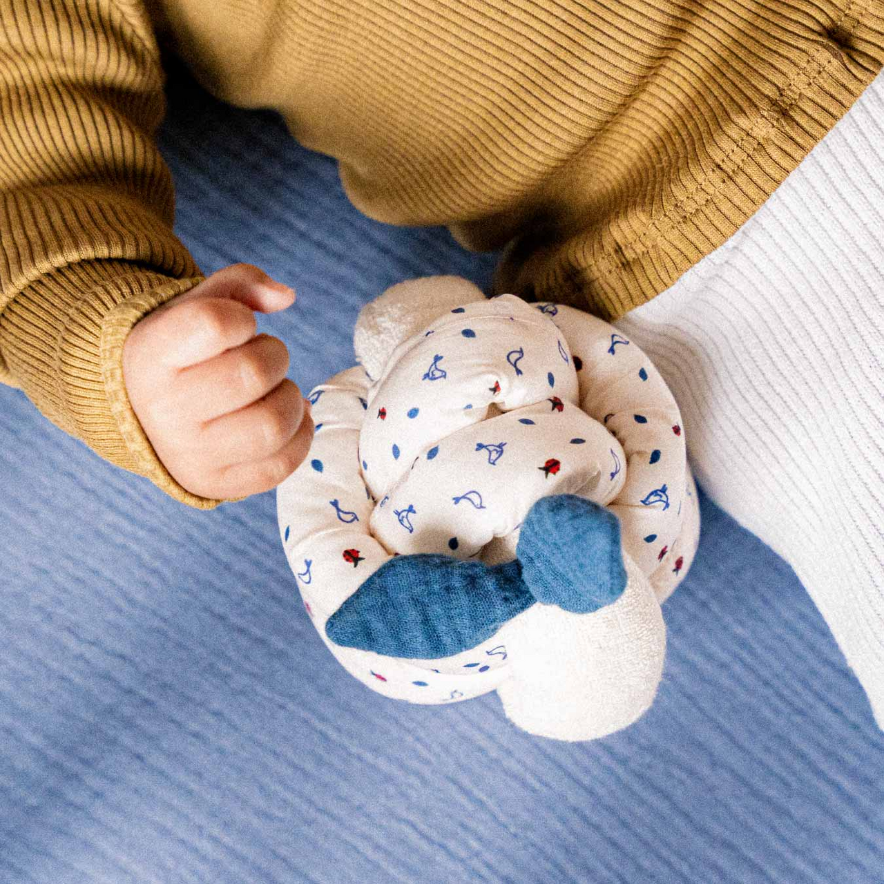 KNOT Ball mit Glocke blue