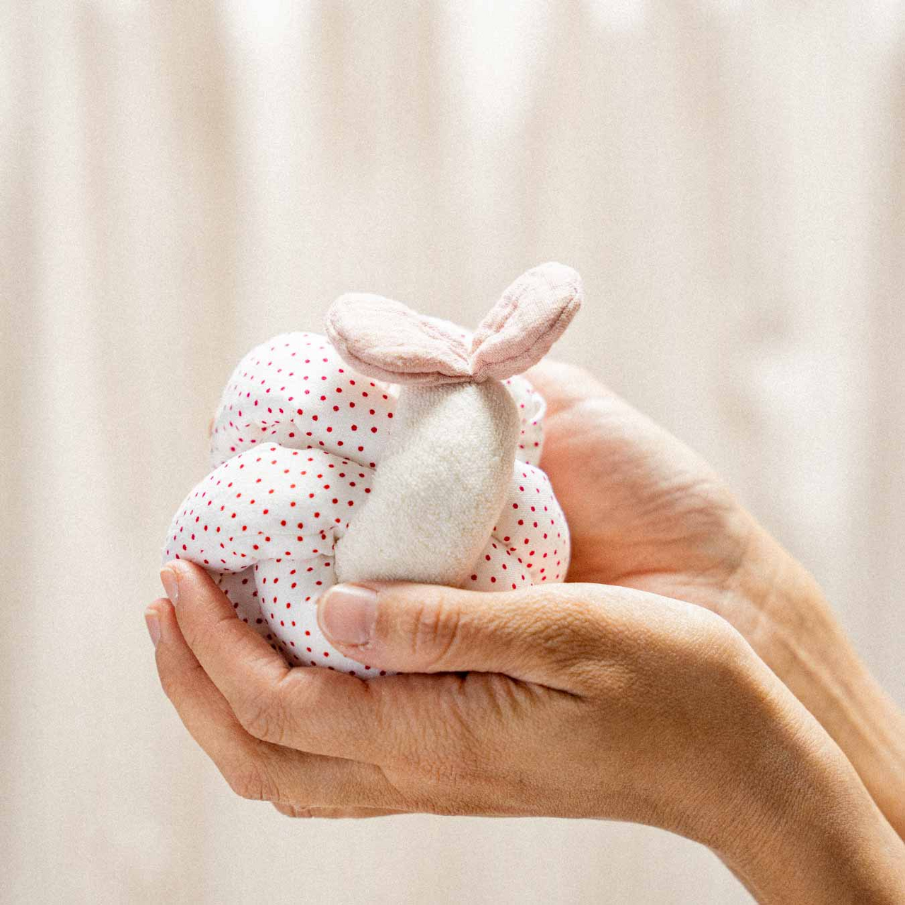 KNOT BALL mit Glocke rosé