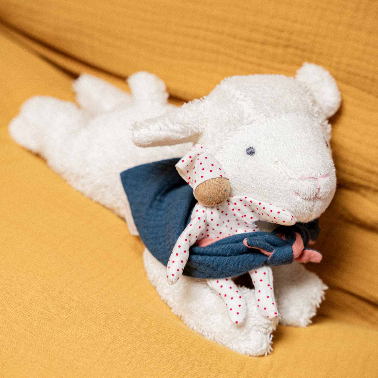 LUISE Lamm liegend LUISE Lamm liegend